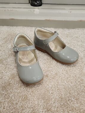 Bambi Girls Gray Patent Mary Jane Shoes Made In Spain Size EU 25/ US 8.5/ 9
